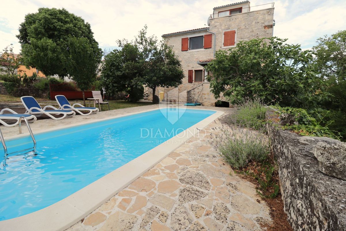 Poreč, dintorni – Elegante casa in pietra con piscina e vista mare