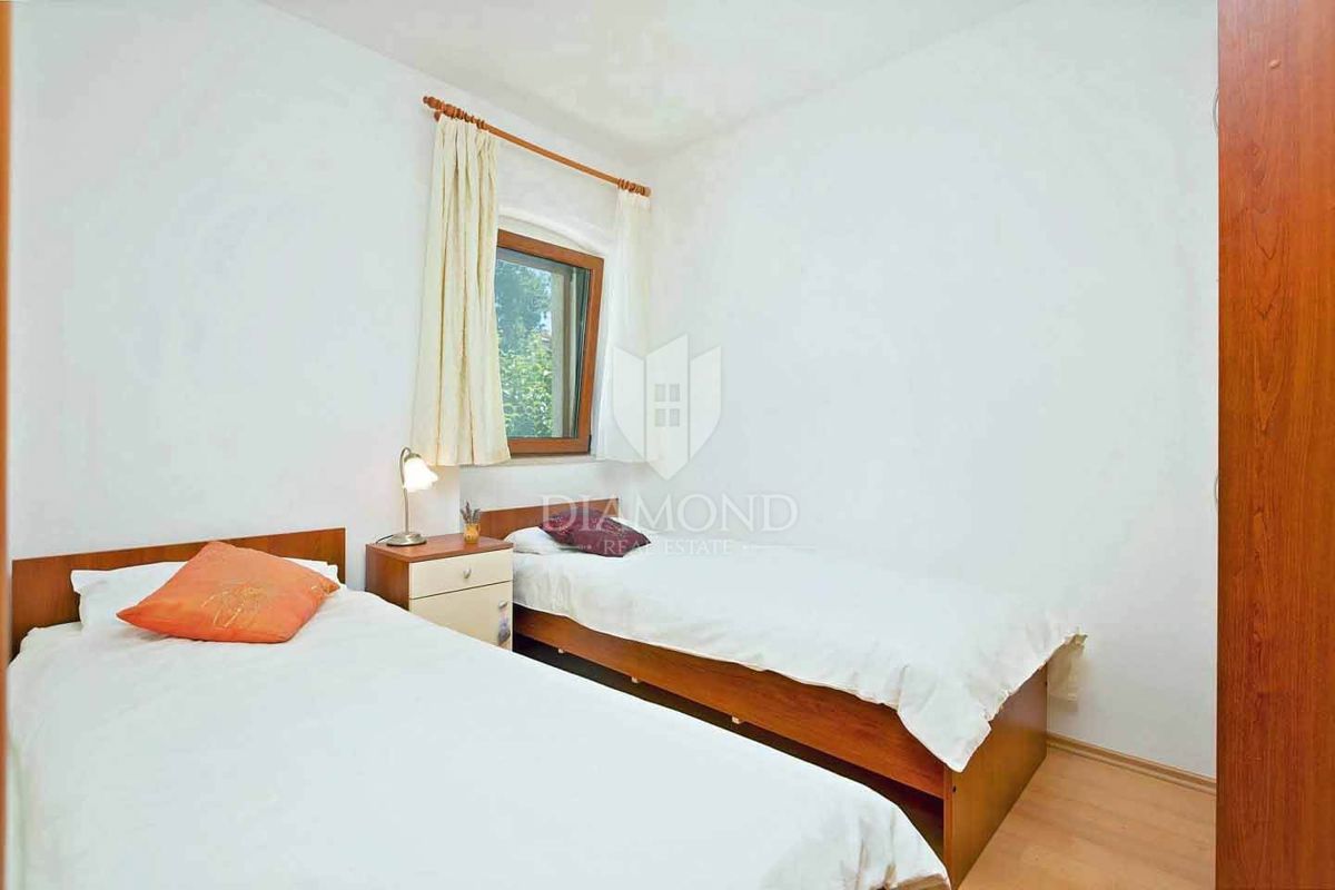 Poreč, dintorni – Elegante casa in pietra con piscina e vista mare