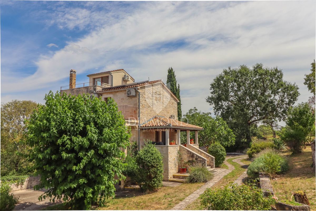 Poreč, dintorni – Elegante casa in pietra con piscina e vista mare