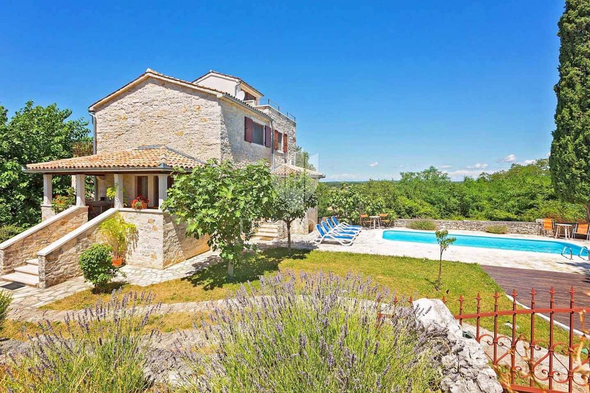 Poreč, dintorni – Elegante casa in pietra con piscina e vista mare
