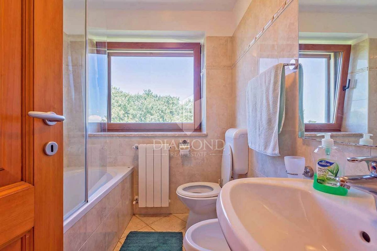 Poreč, dintorni – Elegante casa in pietra con piscina e vista mare
