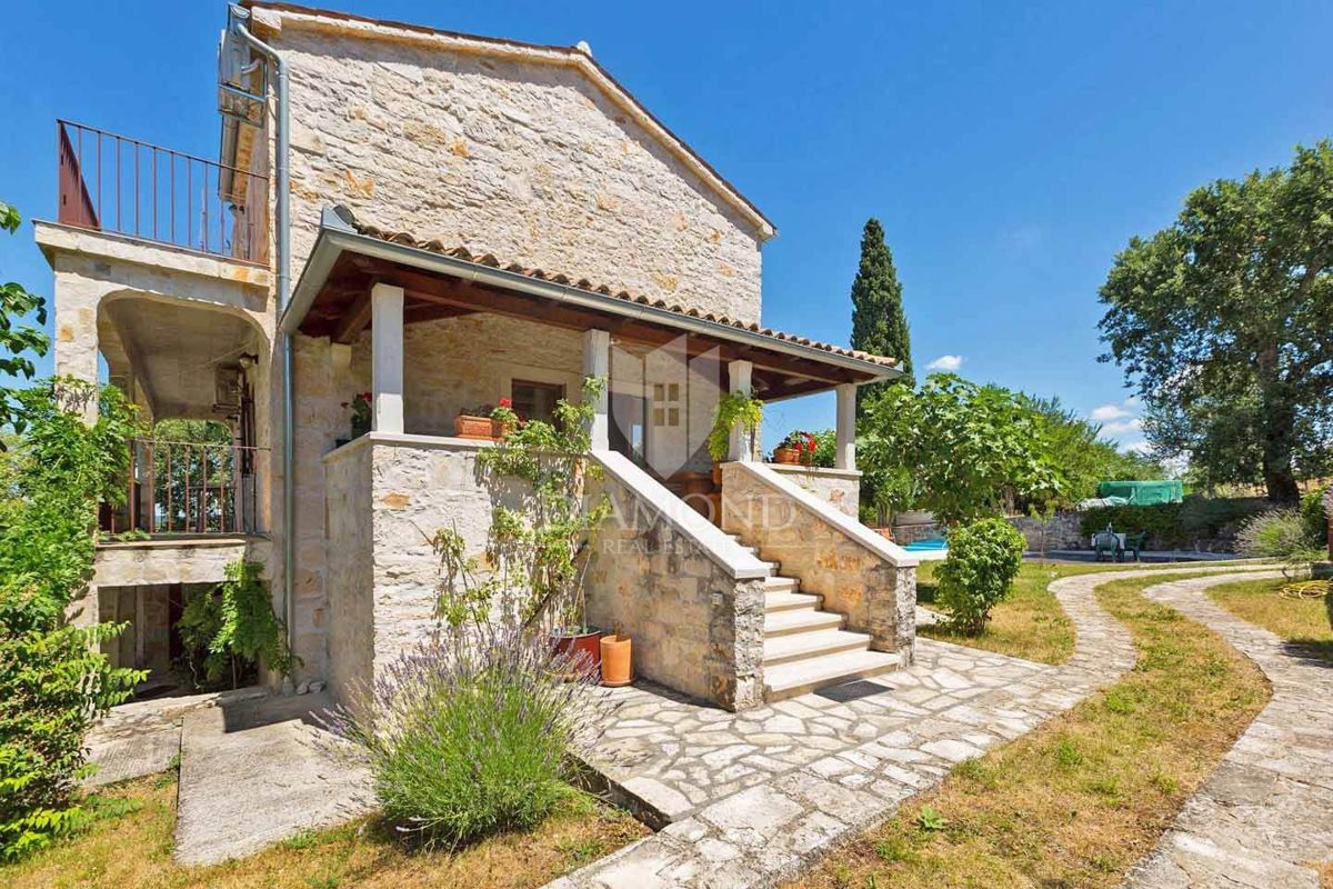 Poreč, dintorni – Elegante casa in pietra con piscina e vista mare