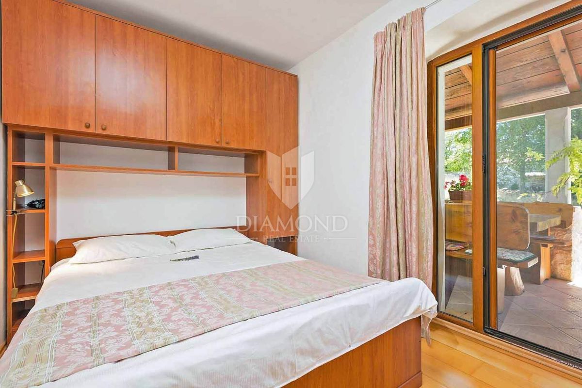 Poreč, dintorni – Elegante casa in pietra con piscina e vista mare
