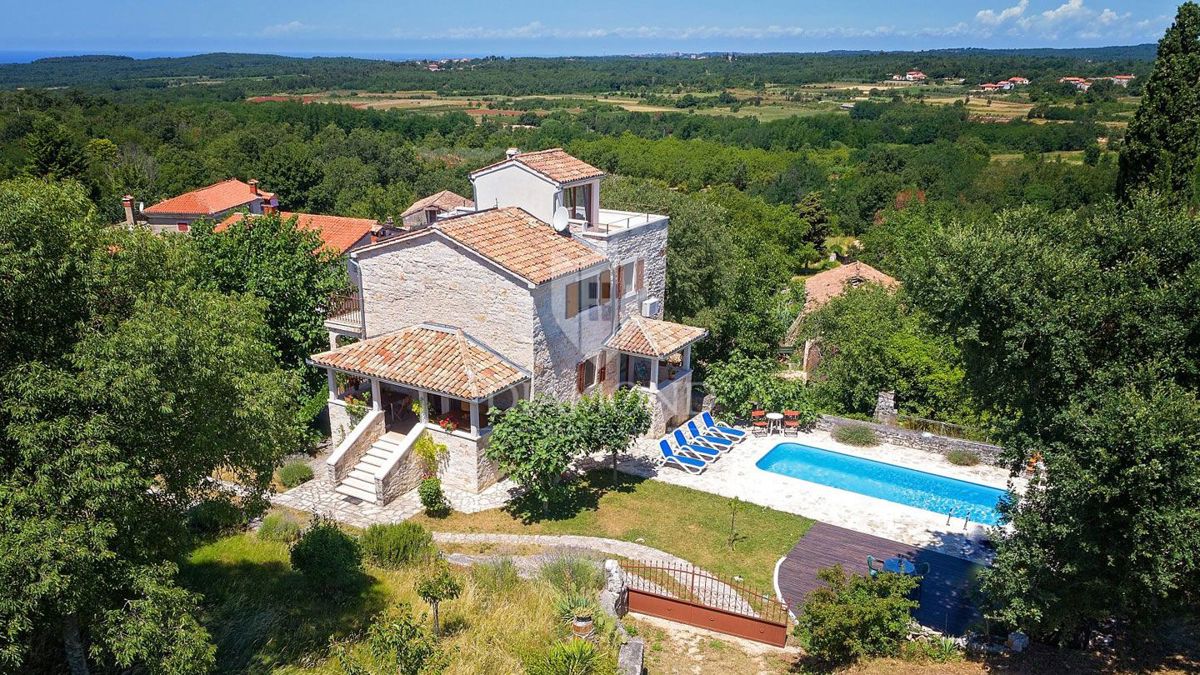 Poreč, dintorni – Elegante casa in pietra con piscina e vista mare