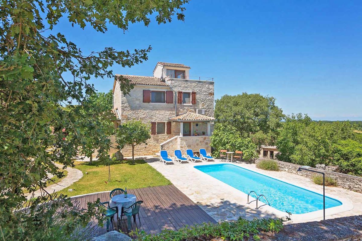 Poreč, dintorni – Elegante casa in pietra con piscina e vista mare