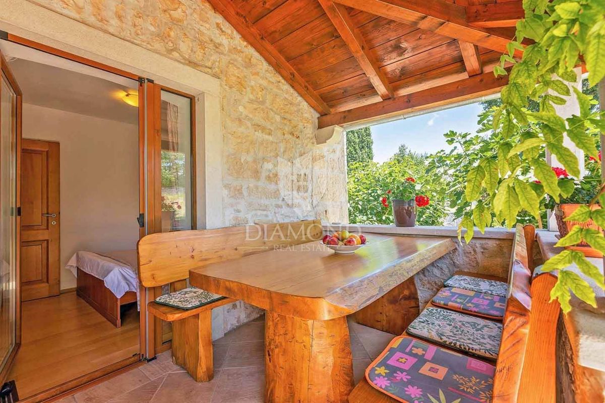 Poreč, dintorni – Elegante casa in pietra con piscina e vista mare