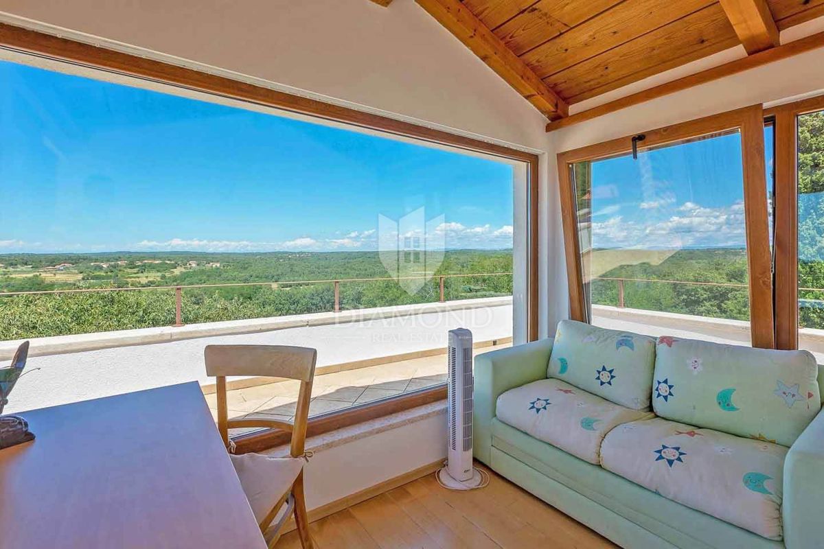 Poreč, dintorni – Elegante casa in pietra con piscina e vista mare