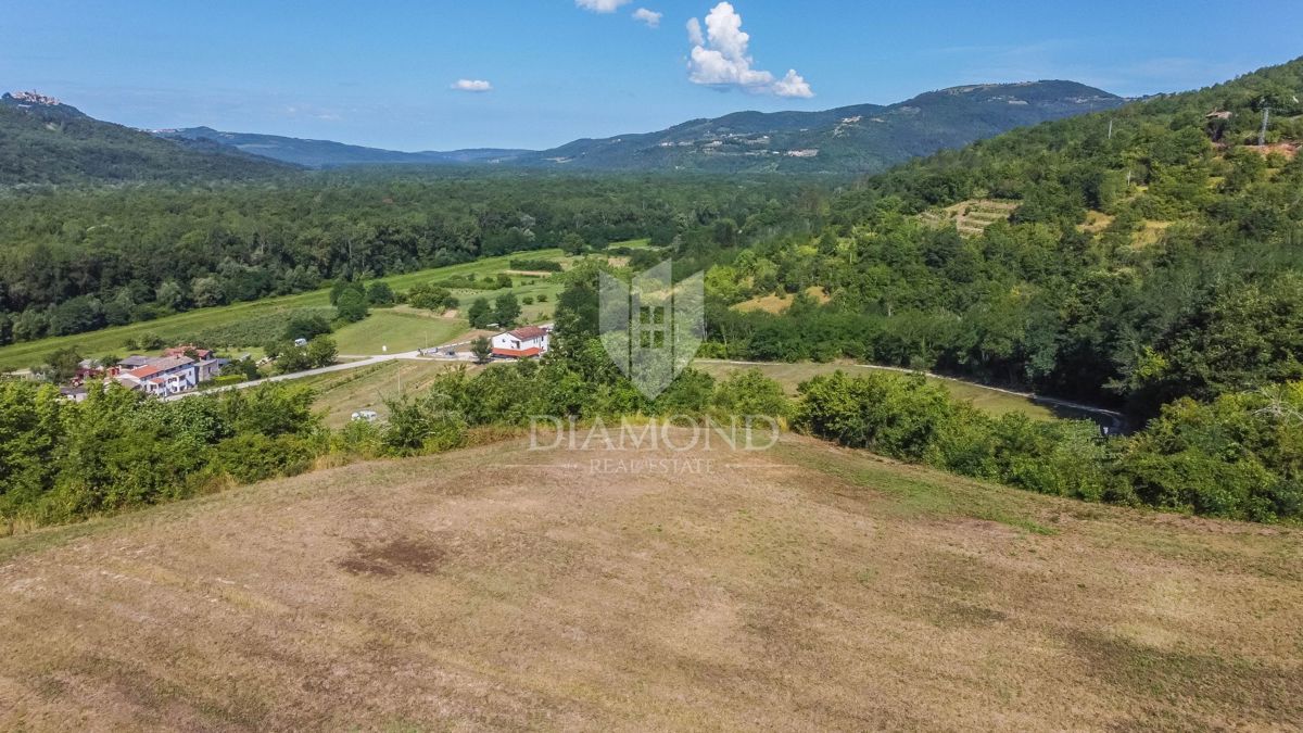 Montona, dintorni, l'unico terreno edificabile in un posto tranquillo!