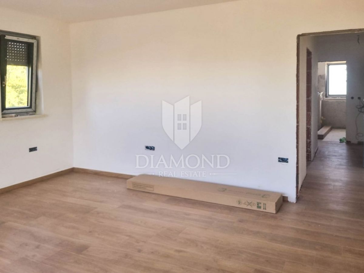 Parenzo, dintorni, appartamento con tre camere da letto al primo piano in una zona tranquilla!