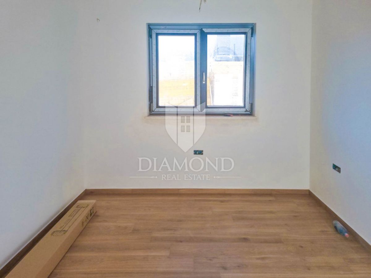 Parenzo, dintorni, appartamento con tre camere da letto al primo piano in una zona tranquilla!