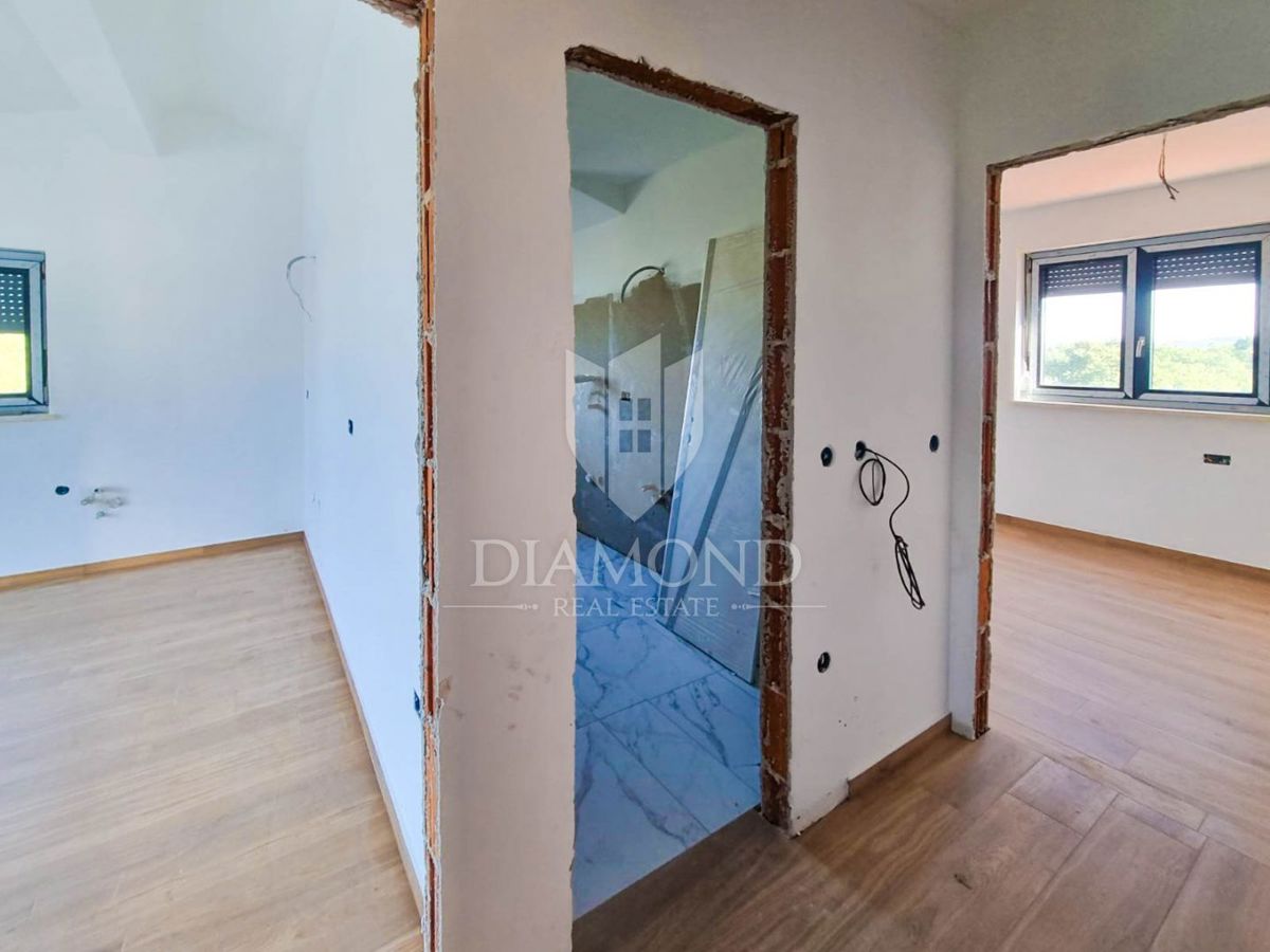 Parenzo, dintorni, appartamento con tre camere da letto al primo piano in una zona tranquilla!