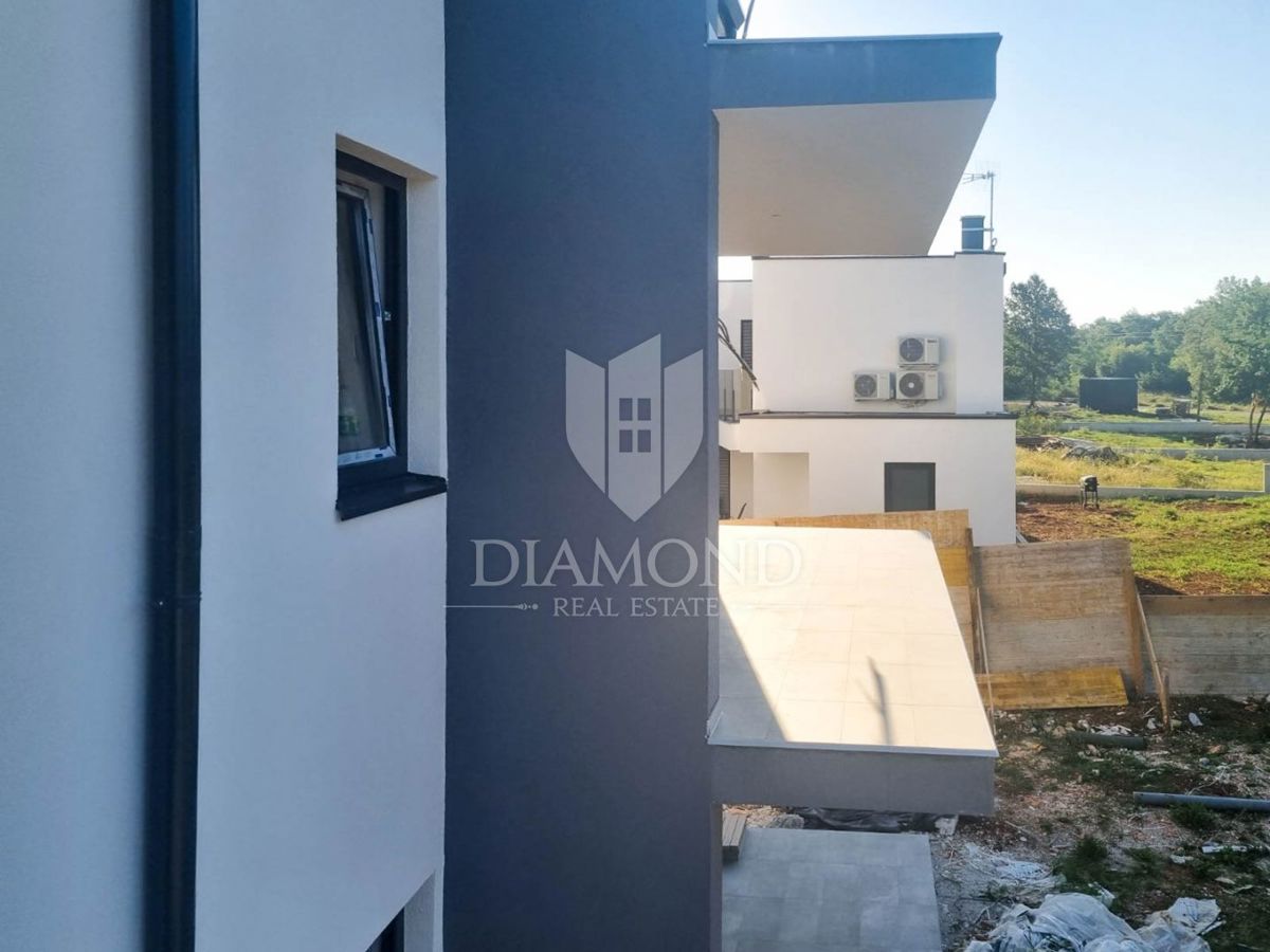 Parenzo, dintorni, appartamento con tre camere da letto al primo piano in una zona tranquilla!