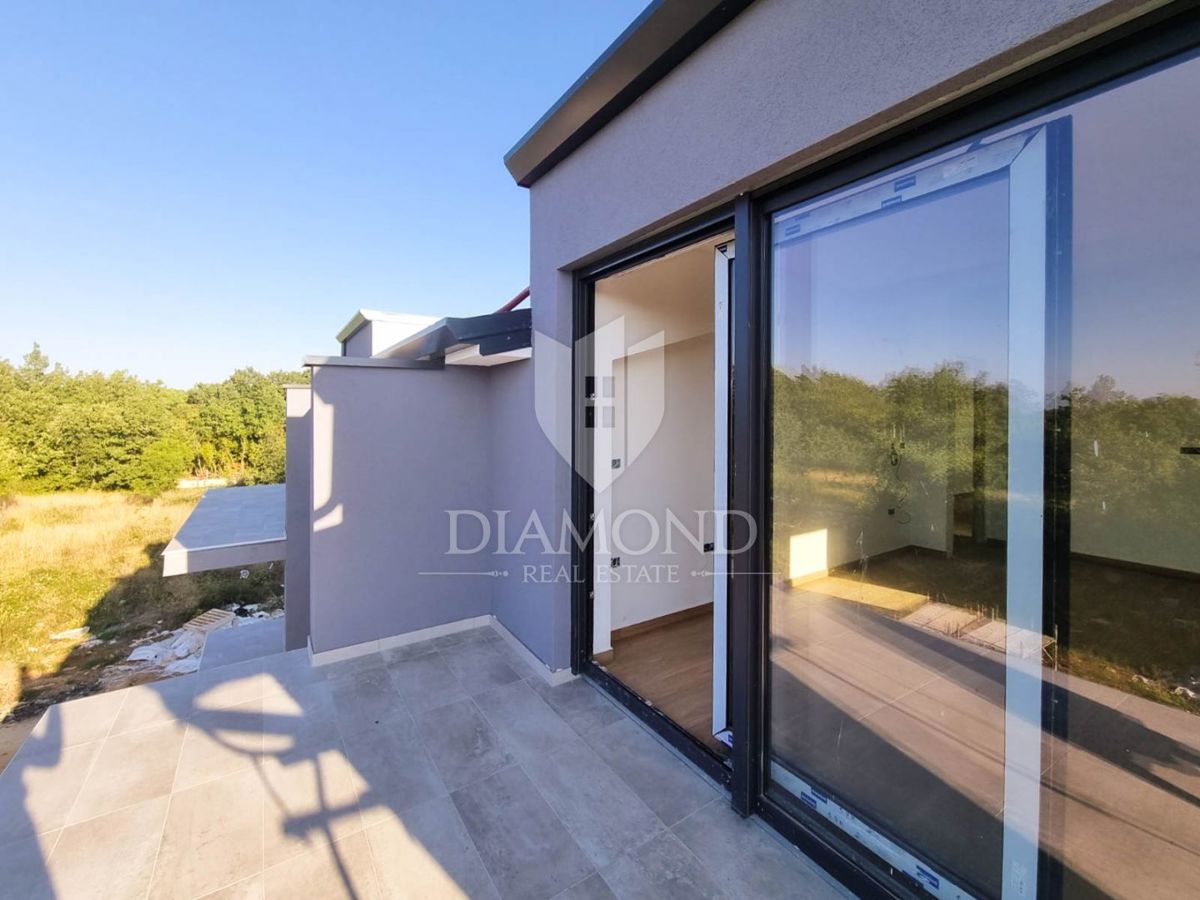 Parenzo, dintorni, appartamento con tre camere da letto al primo piano in una zona tranquilla!