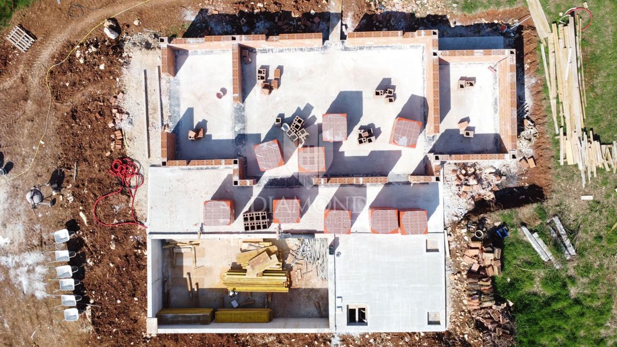 Parenzo, dintorni  Villa con piscina e vista sulla natura  (fase grezza)