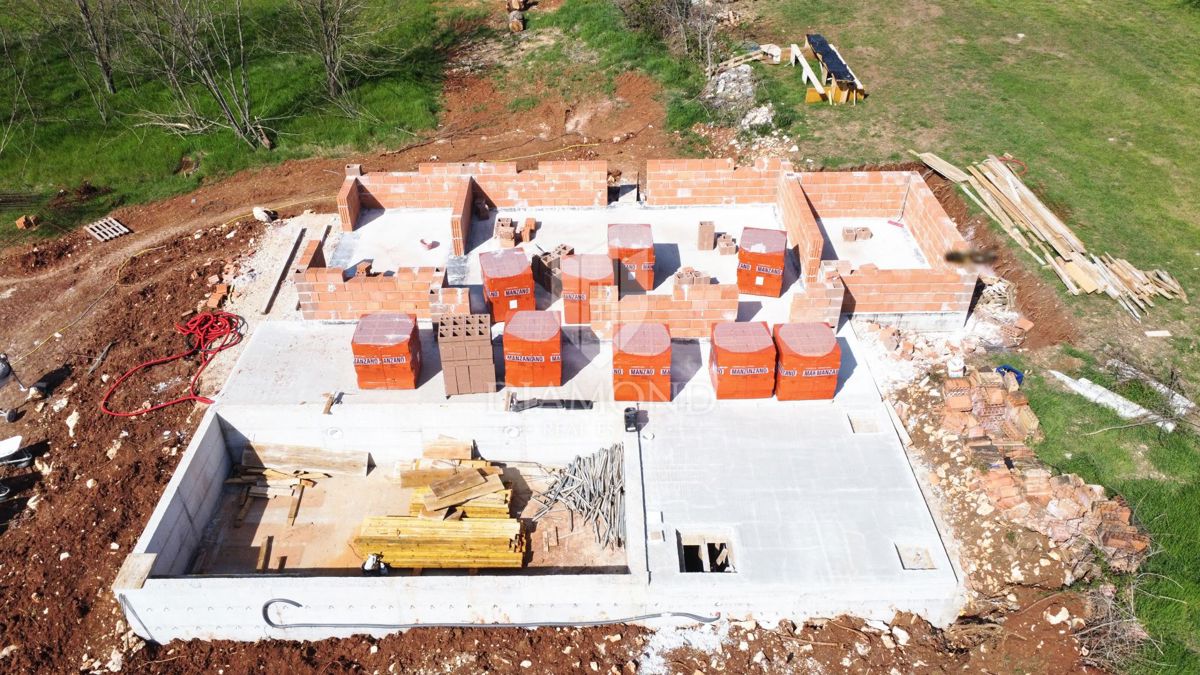 Parenzo, dintorni  Villa con piscina e vista sulla natura  (fase grezza)