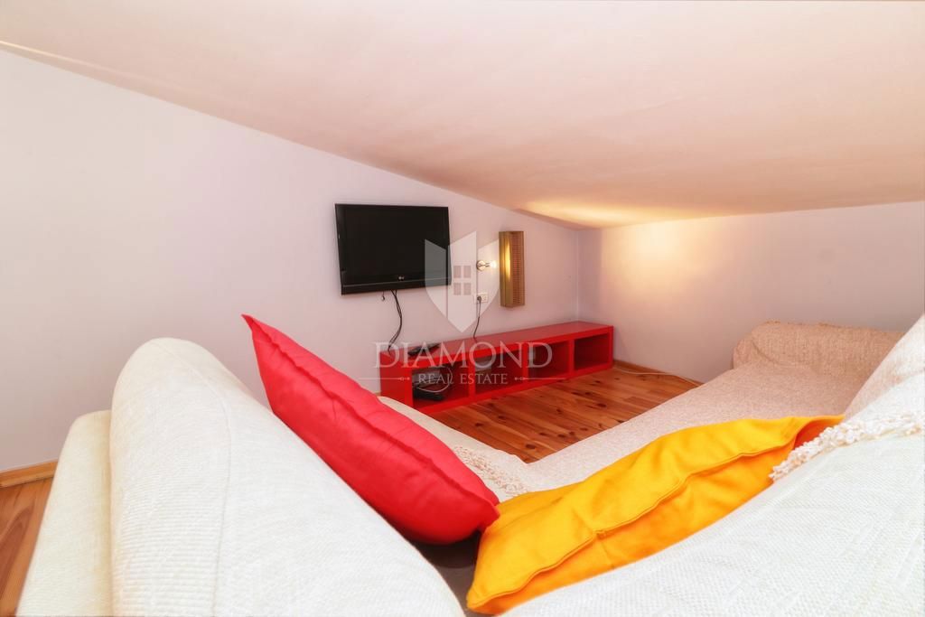 Rovigno! Appartamento, balcone, parcheggio, a 200 metri dalla spiaggia!