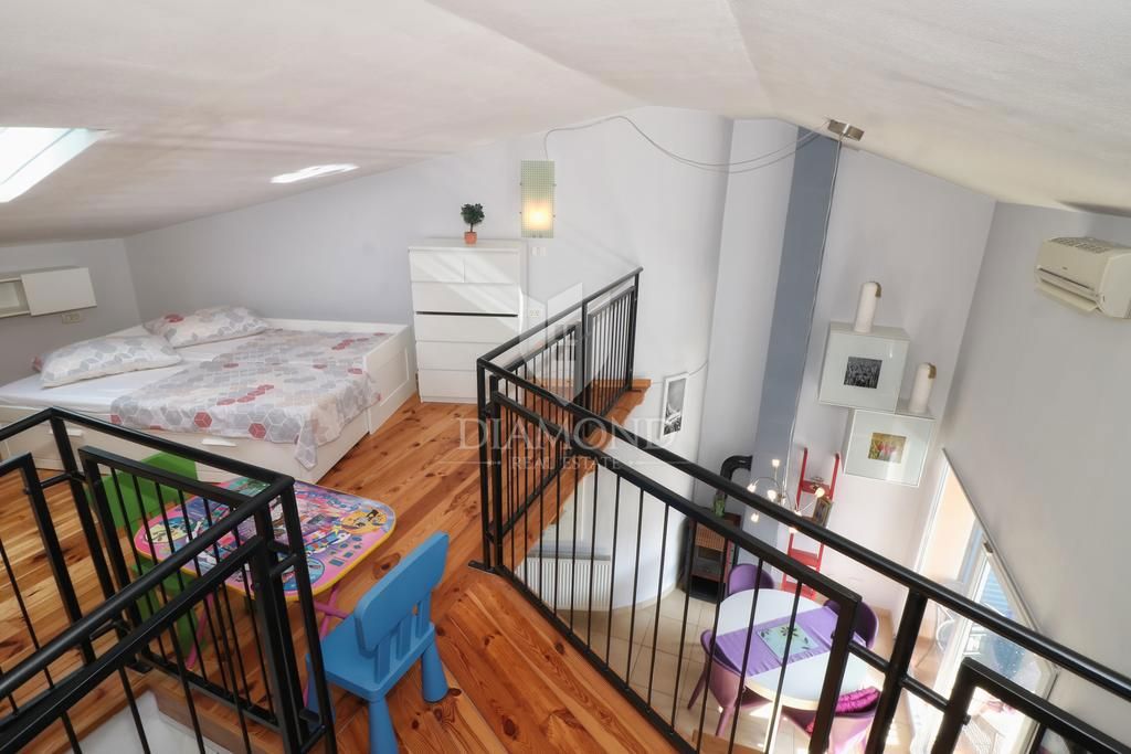 Rovigno! Appartamento, balcone, parcheggio, a 200 metri dalla spiaggia!