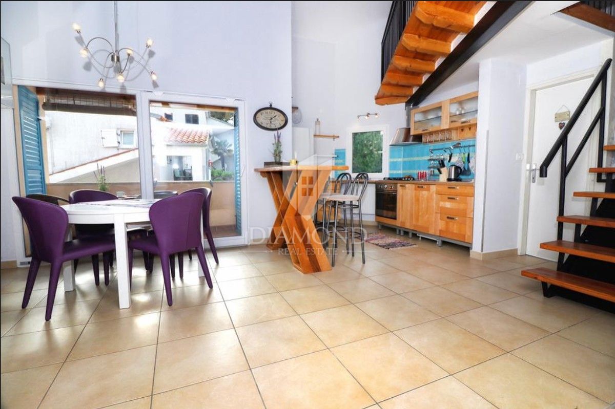 Rovigno! Appartamento, balcone, parcheggio, a 200 metri dalla spiaggia!