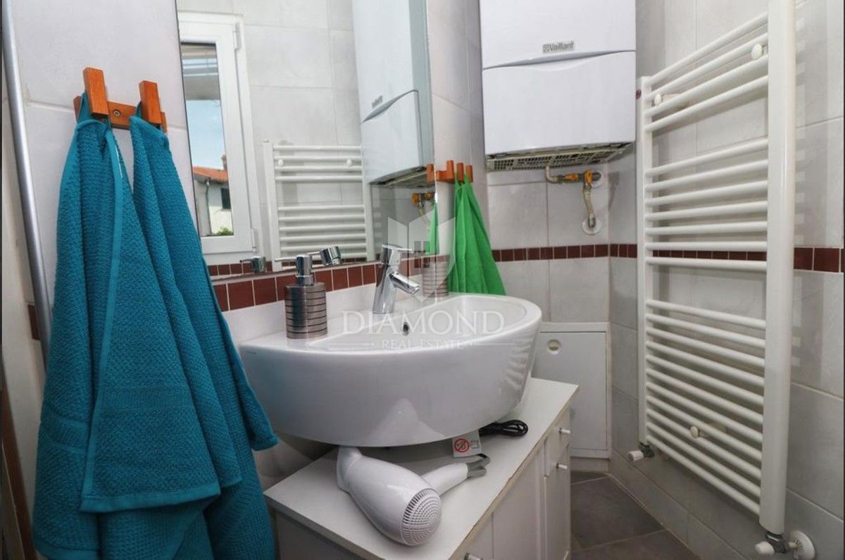 Rovigno! Appartamento, balcone, parcheggio, a 200 metri dalla spiaggia!