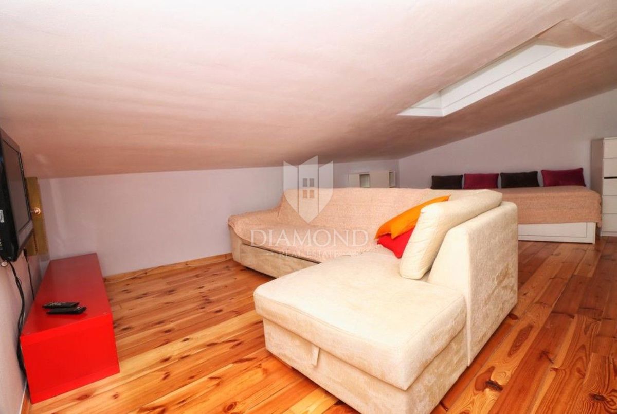 Rovigno! Appartamento, balcone, parcheggio, a 200 metri dalla spiaggia!