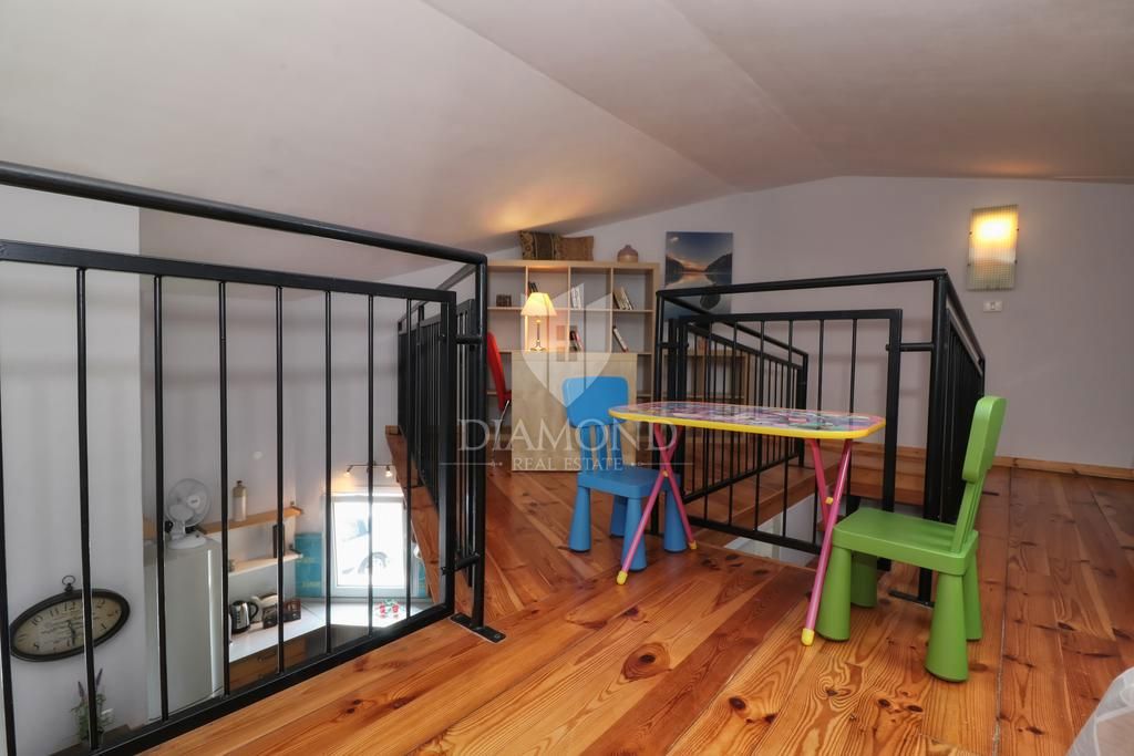 Rovigno! Appartamento, balcone, parcheggio, a 200 metri dalla spiaggia!