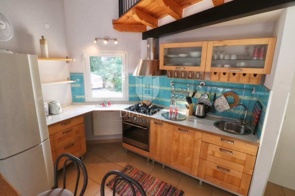 Rovigno! Appartamento, balcone, parcheggio, a 200 metri dalla spiaggia!