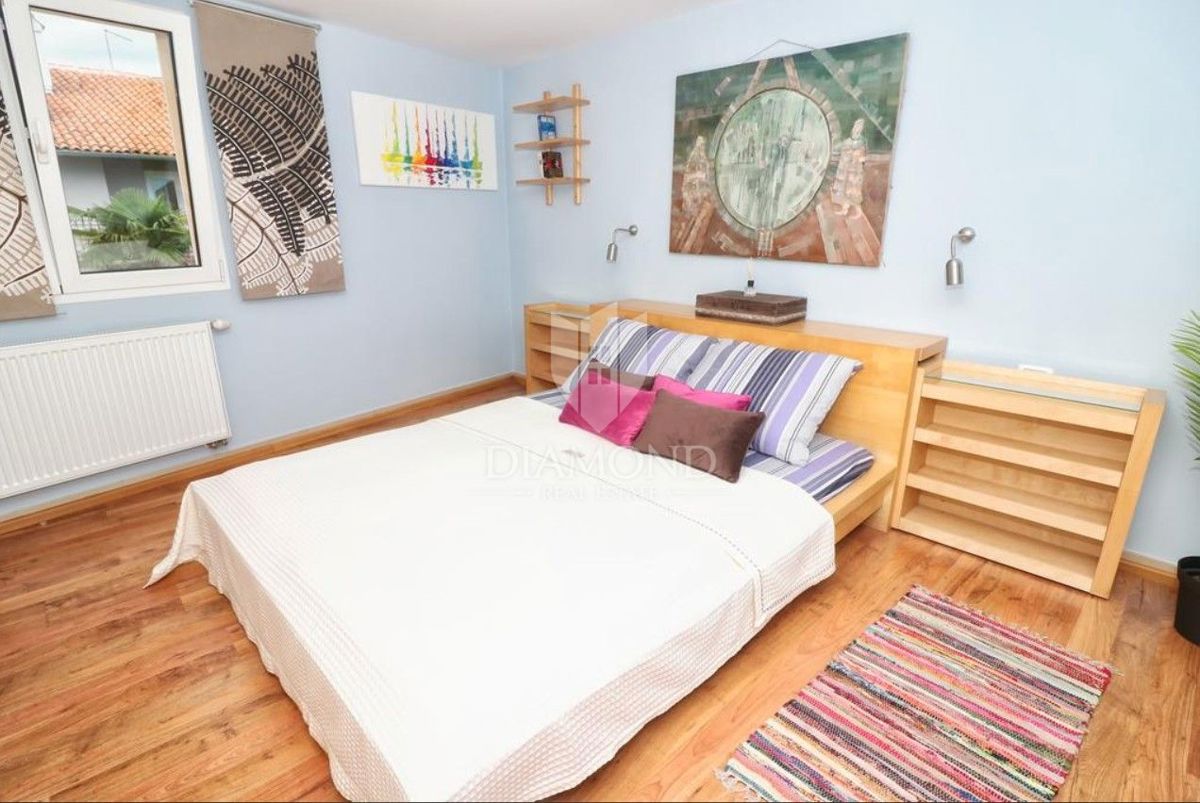 Rovigno! Appartamento, balcone, parcheggio, a 200 metri dalla spiaggia!