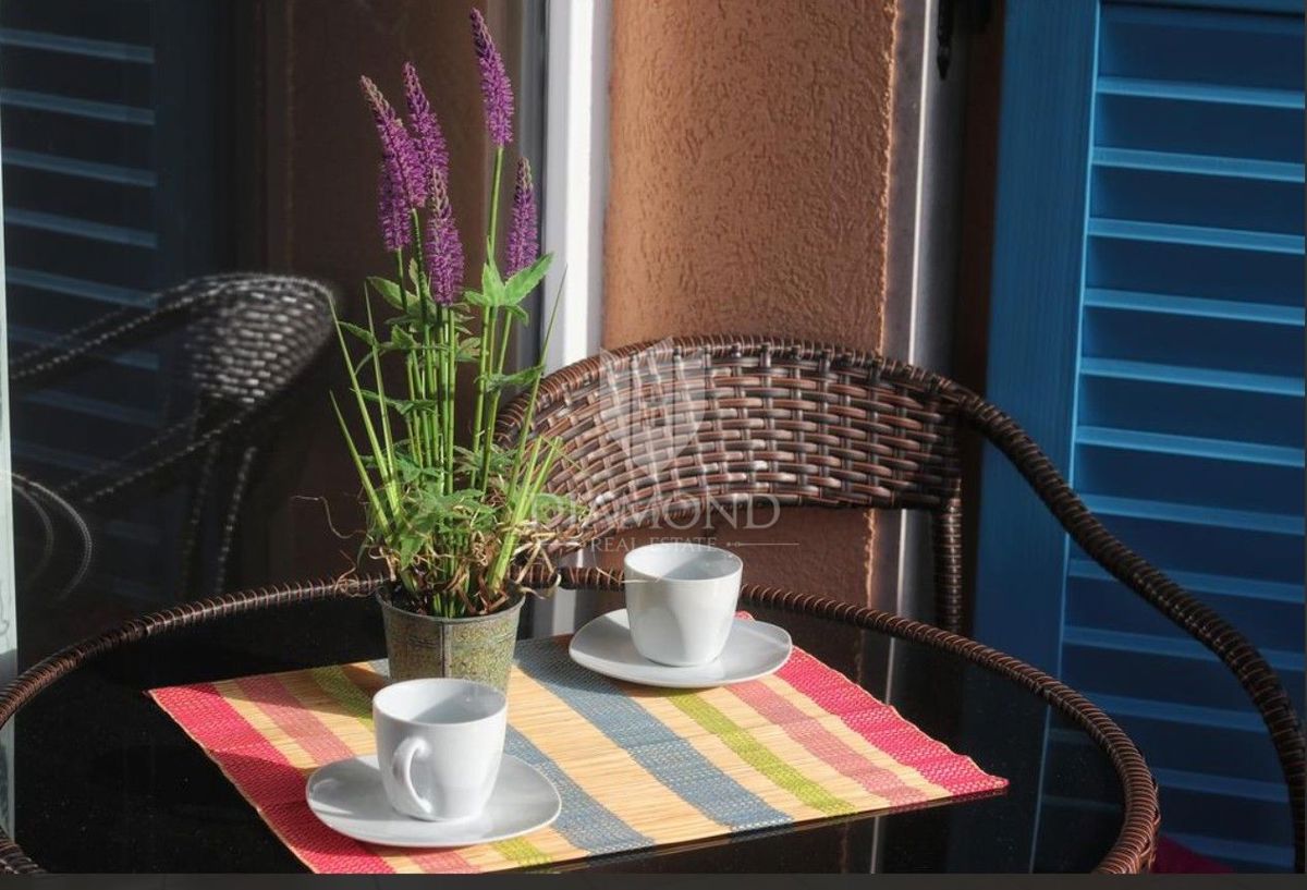 Rovigno! Appartamento, balcone, parcheggio, a 200 metri dalla spiaggia!