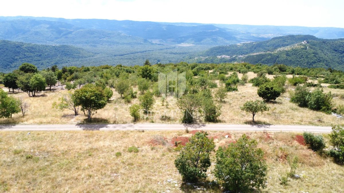 Istria, Oprtalj dintorni – terreno 9.181 m² con vista