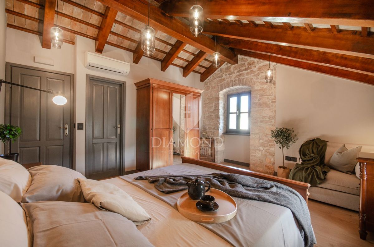 OCCASIONE! Autentica casa in pietra con piscina vicino a Rovigno