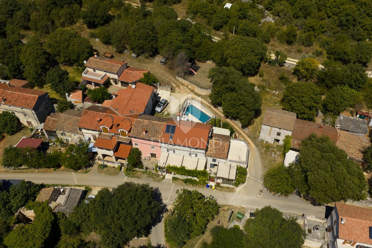 OCCASIONE! Autentica casa in pietra con piscina vicino a Rovigno