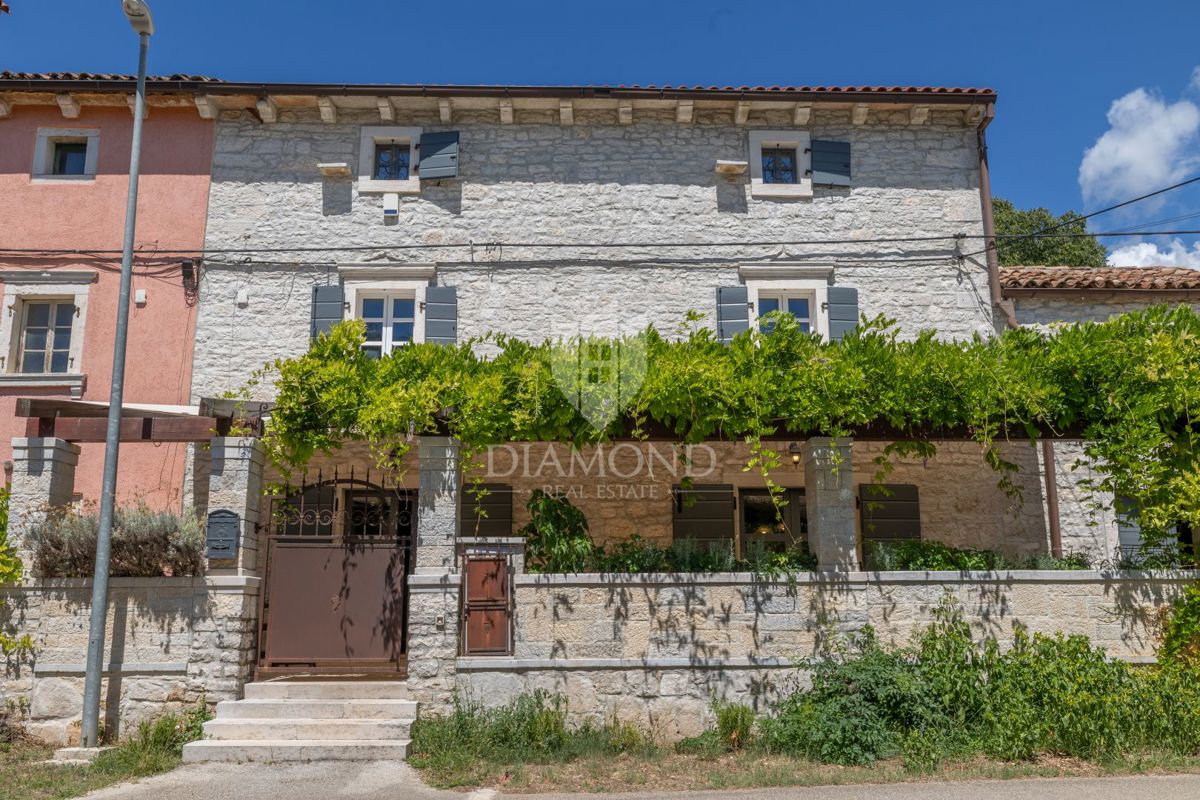 OCCASIONE! Autentica casa in pietra con piscina vicino a Rovigno