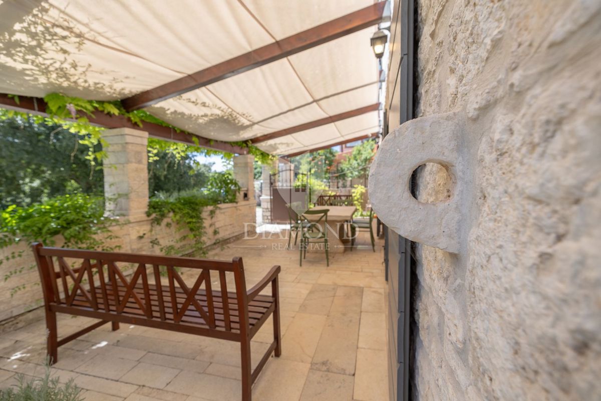 OCCASIONE! Autentica casa in pietra con piscina vicino a Rovigno