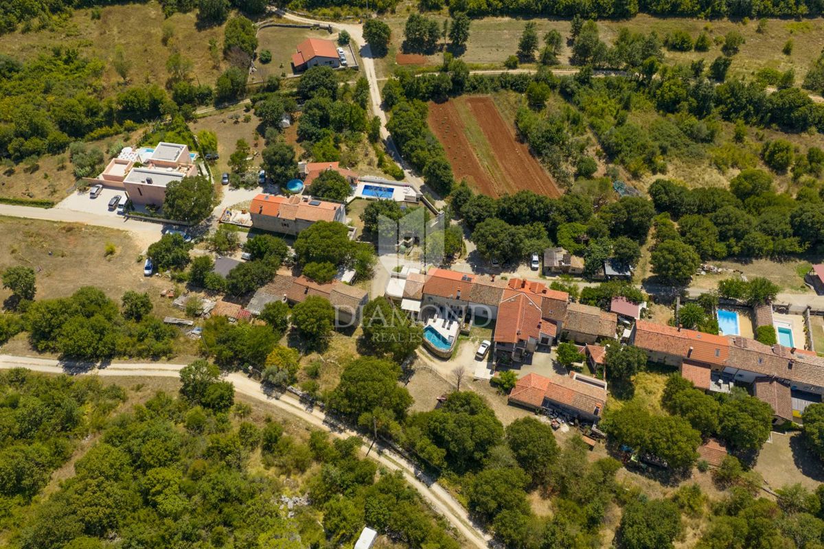 OCCASIONE! Autentica casa in pietra con piscina vicino a Rovigno