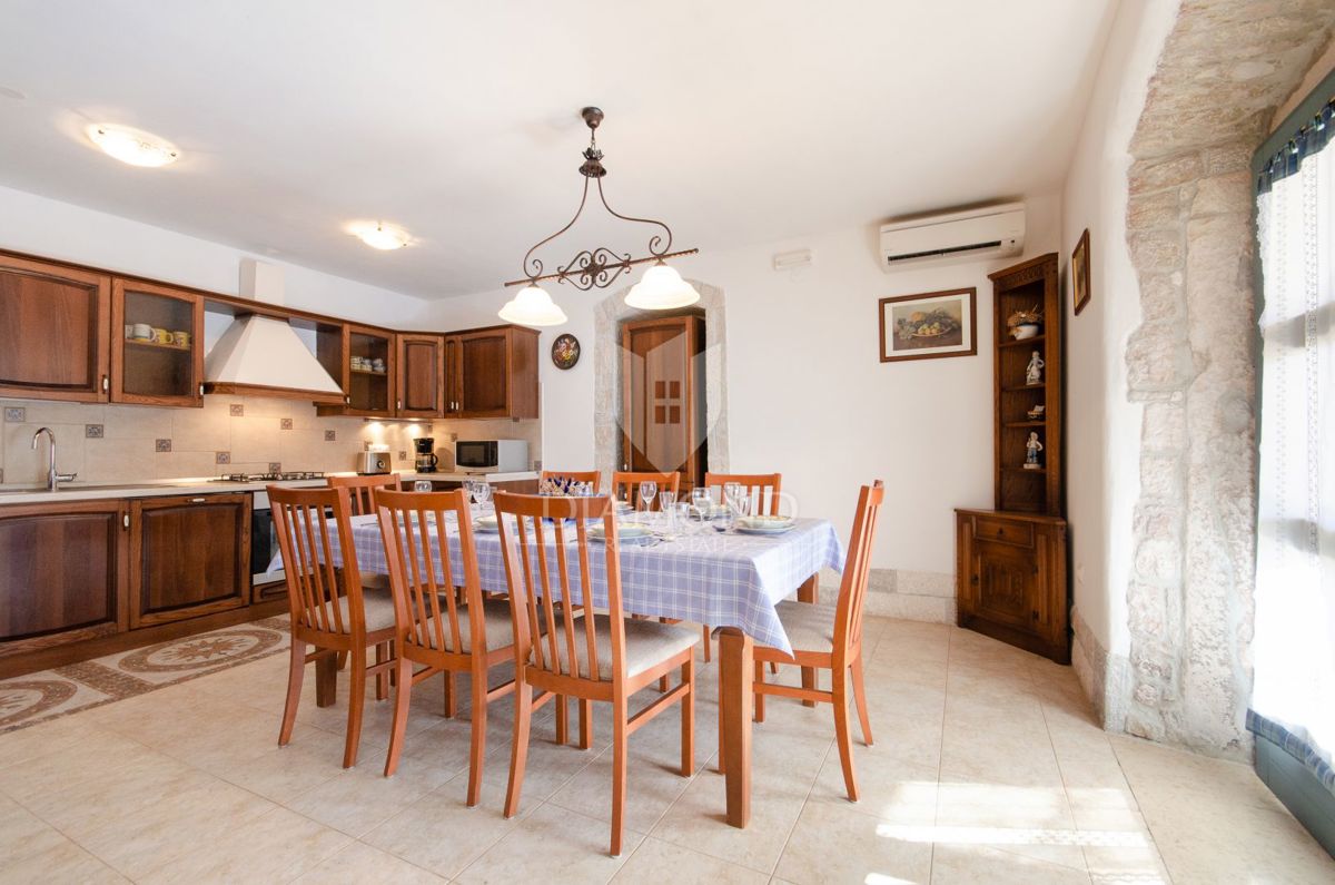 OCCASIONE! Autentica casa in pietra con piscina vicino a Rovigno