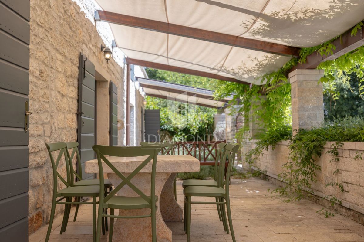 OCCASIONE! Autentica casa in pietra con piscina vicino a Rovigno