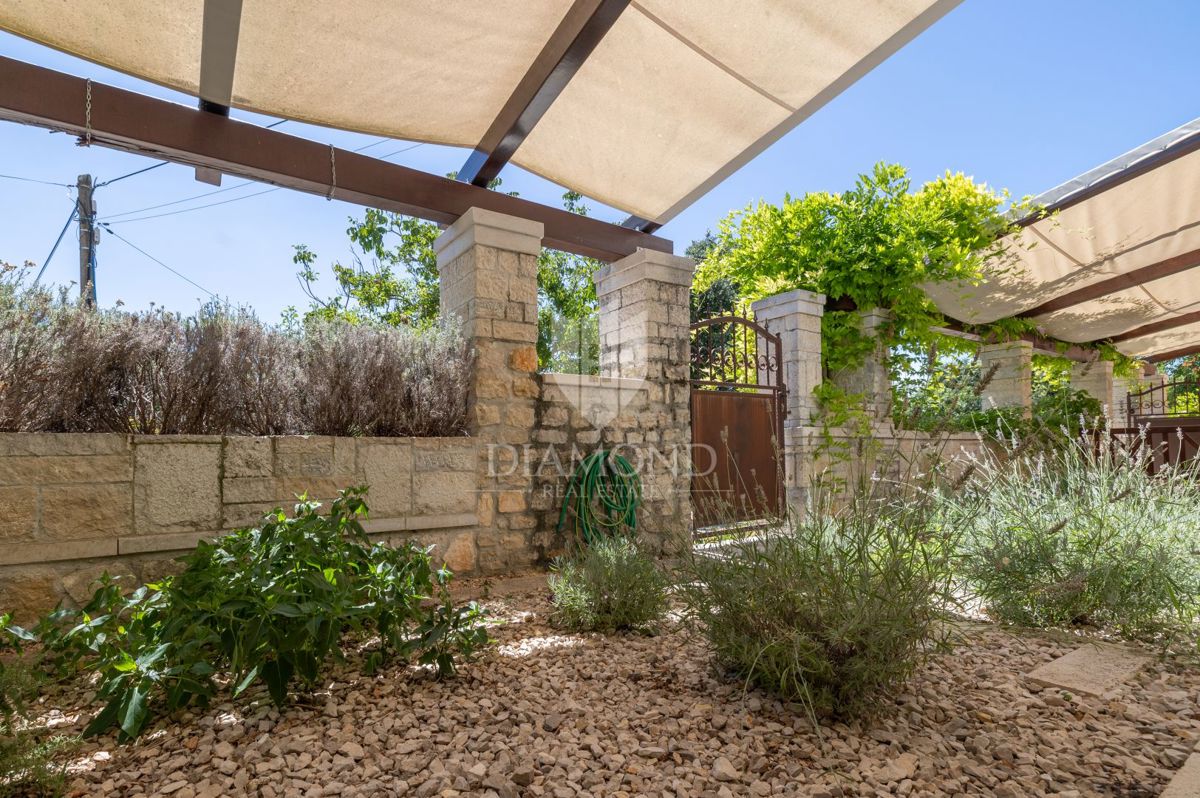 OCCASIONE! Autentica casa in pietra con piscina vicino a Rovigno