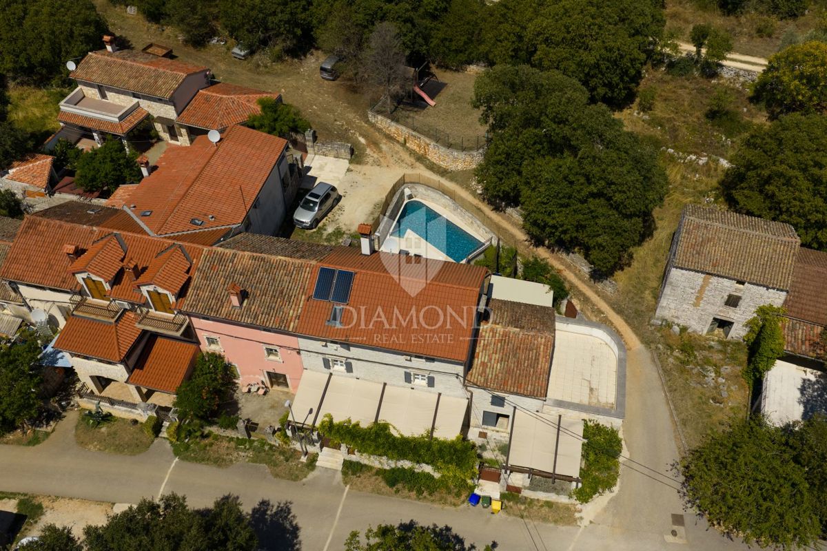 OCCASIONE! Autentica casa in pietra con piscina vicino a Rovigno