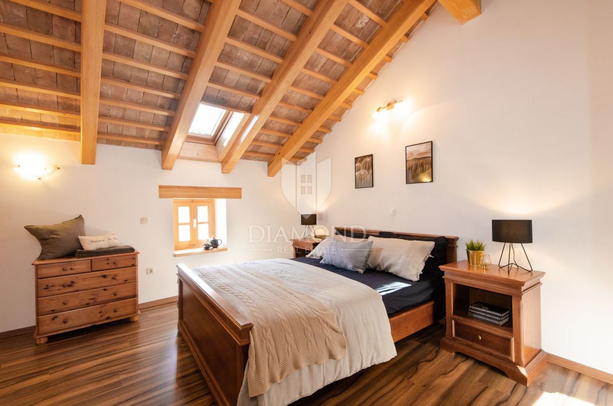 OCCASIONE! Autentica casa in pietra con piscina vicino a Rovigno