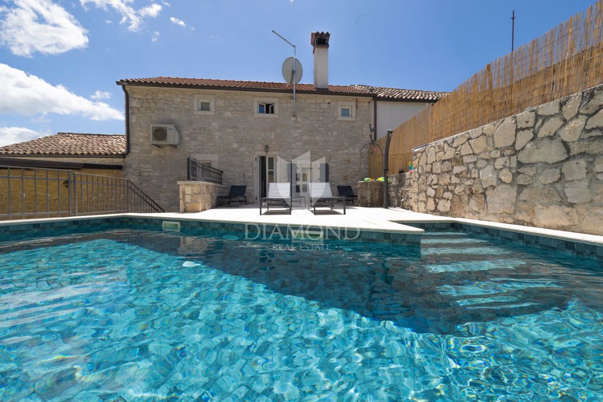 OCCASIONE! Autentica casa in pietra con piscina vicino a Rovigno