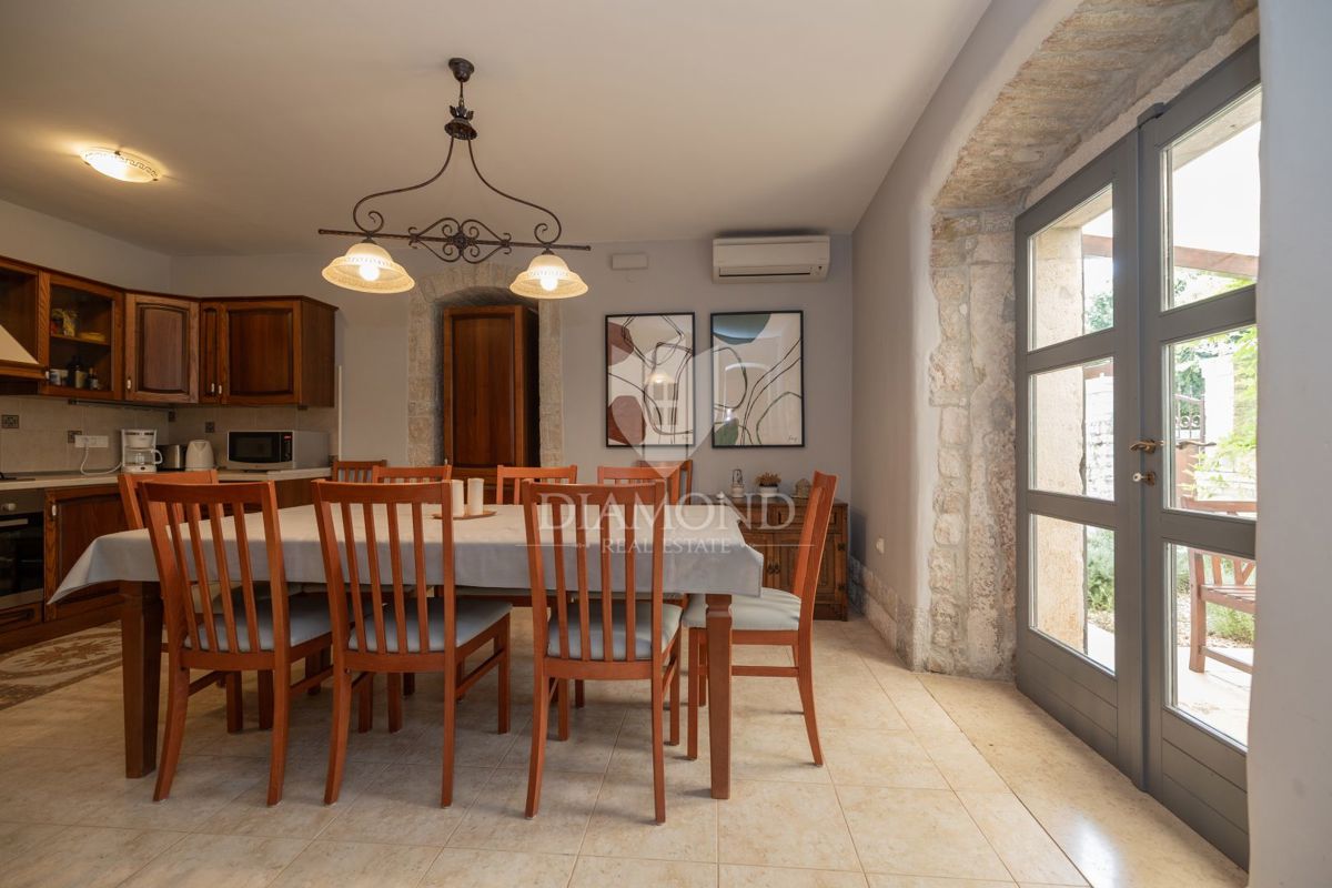 OCCASIONE! Autentica casa in pietra con piscina vicino a Rovigno