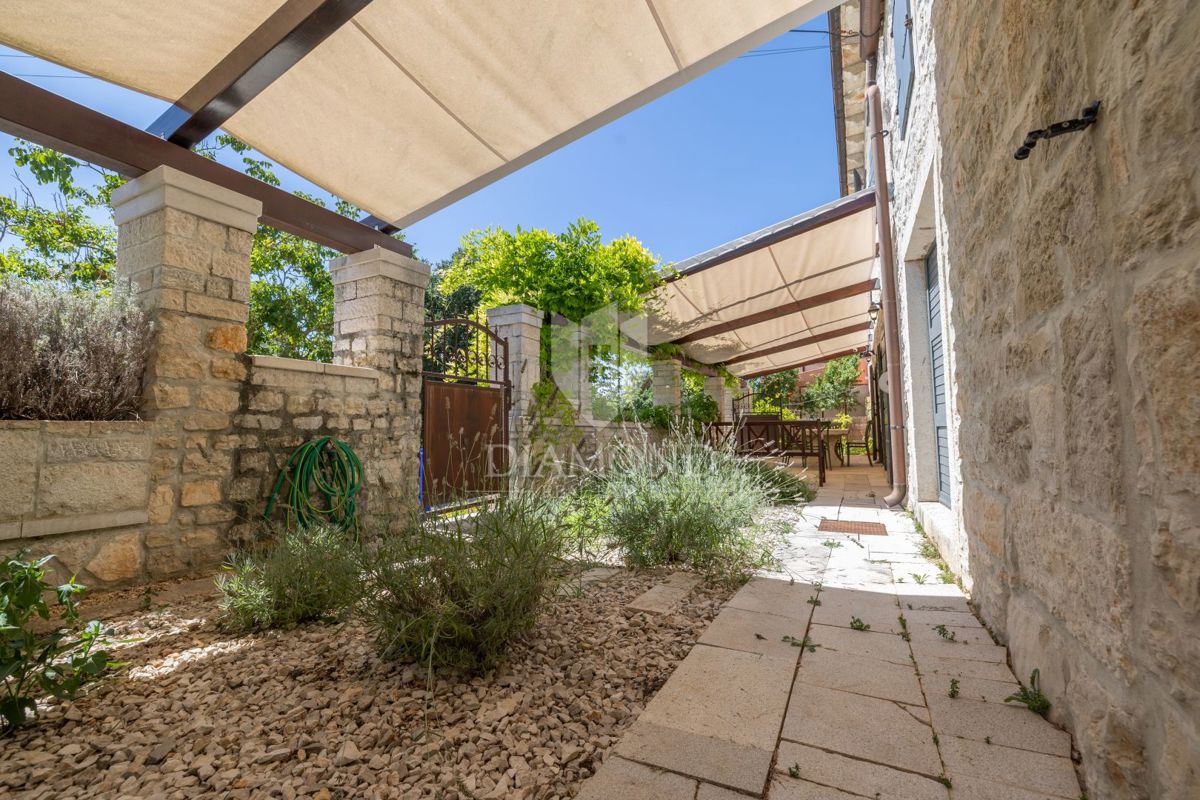 OCCASIONE! Autentica casa in pietra con piscina vicino a Rovigno