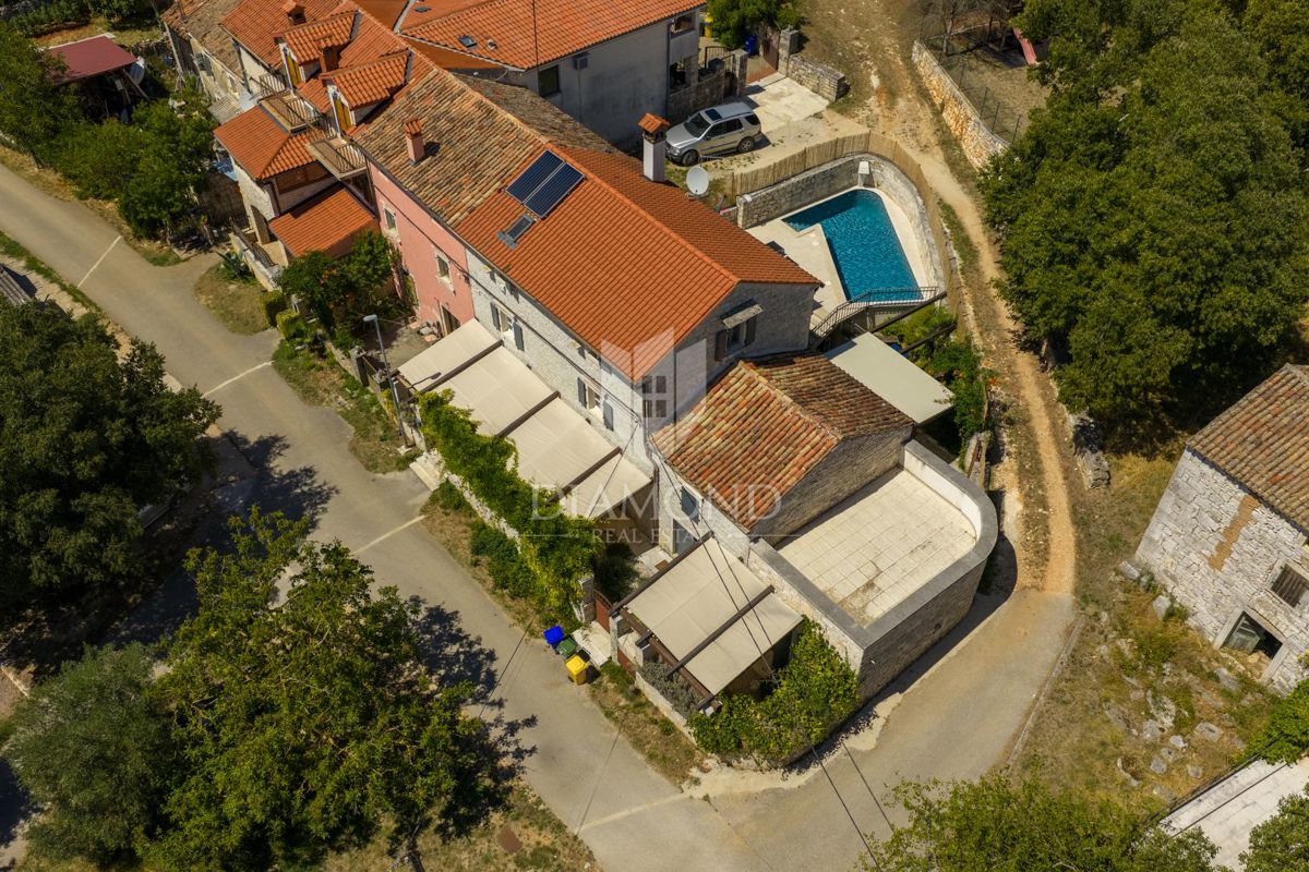 OCCASIONE! Autentica casa in pietra con piscina vicino a Rovigno