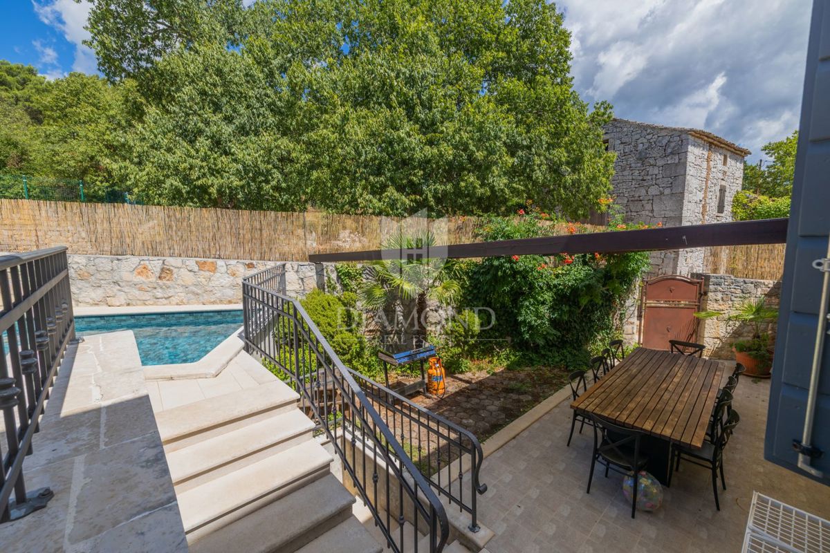 OCCASIONE! Autentica casa in pietra con piscina vicino a Rovigno