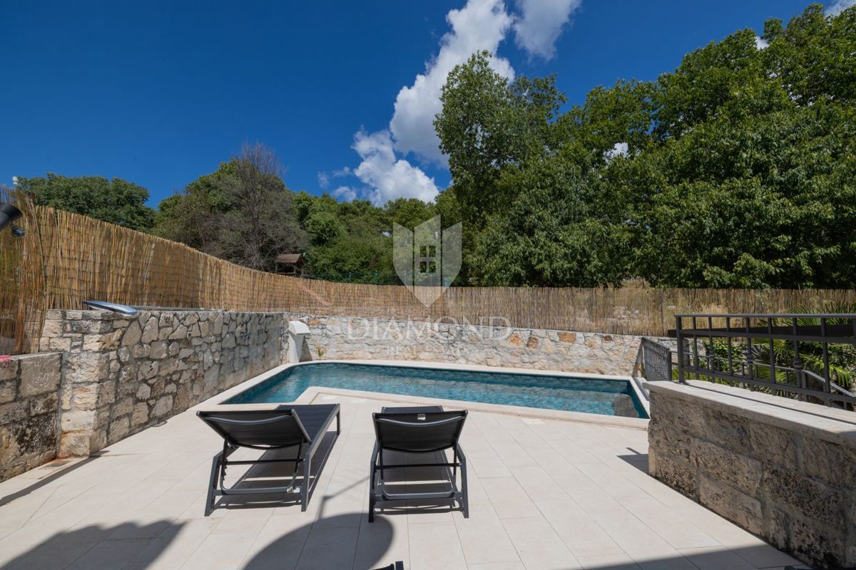 OCCASIONE! Autentica casa in pietra con piscina vicino a Rovigno