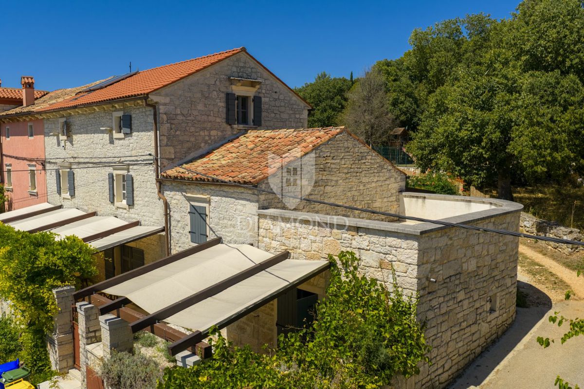 OCCASIONE! Autentica casa in pietra con piscina vicino a Rovigno