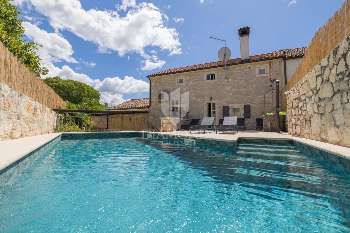 OCCASIONE! Autentica casa in pietra con piscina vicino a Rovigno