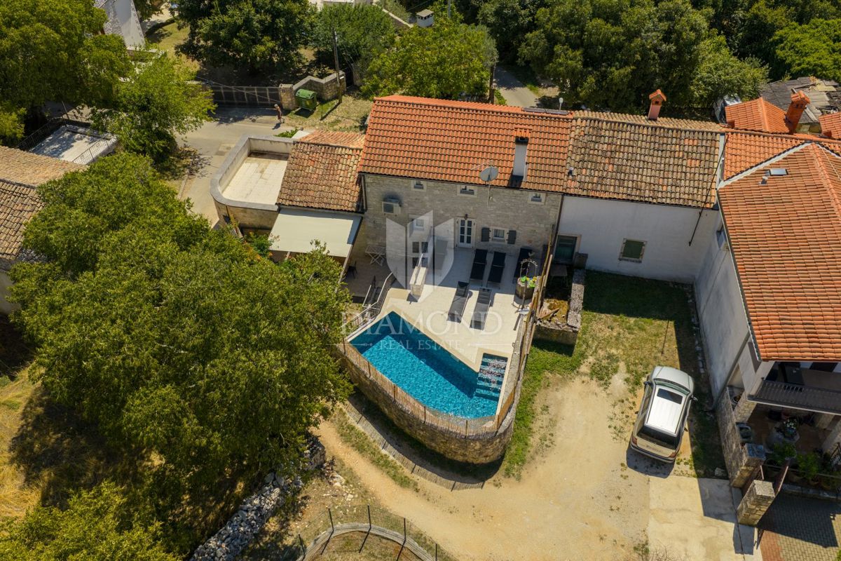 OCCASIONE! Autentica casa in pietra con piscina vicino a Rovigno