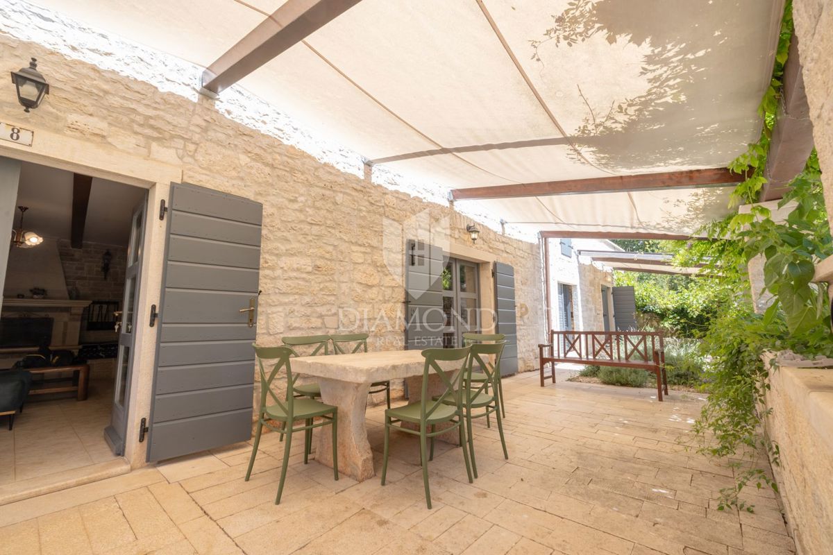 OCCASIONE! Autentica casa in pietra con piscina vicino a Rovigno