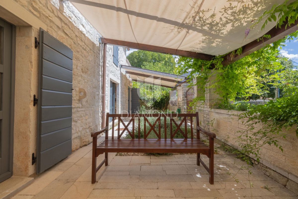 OCCASIONE! Autentica casa in pietra con piscina vicino a Rovigno